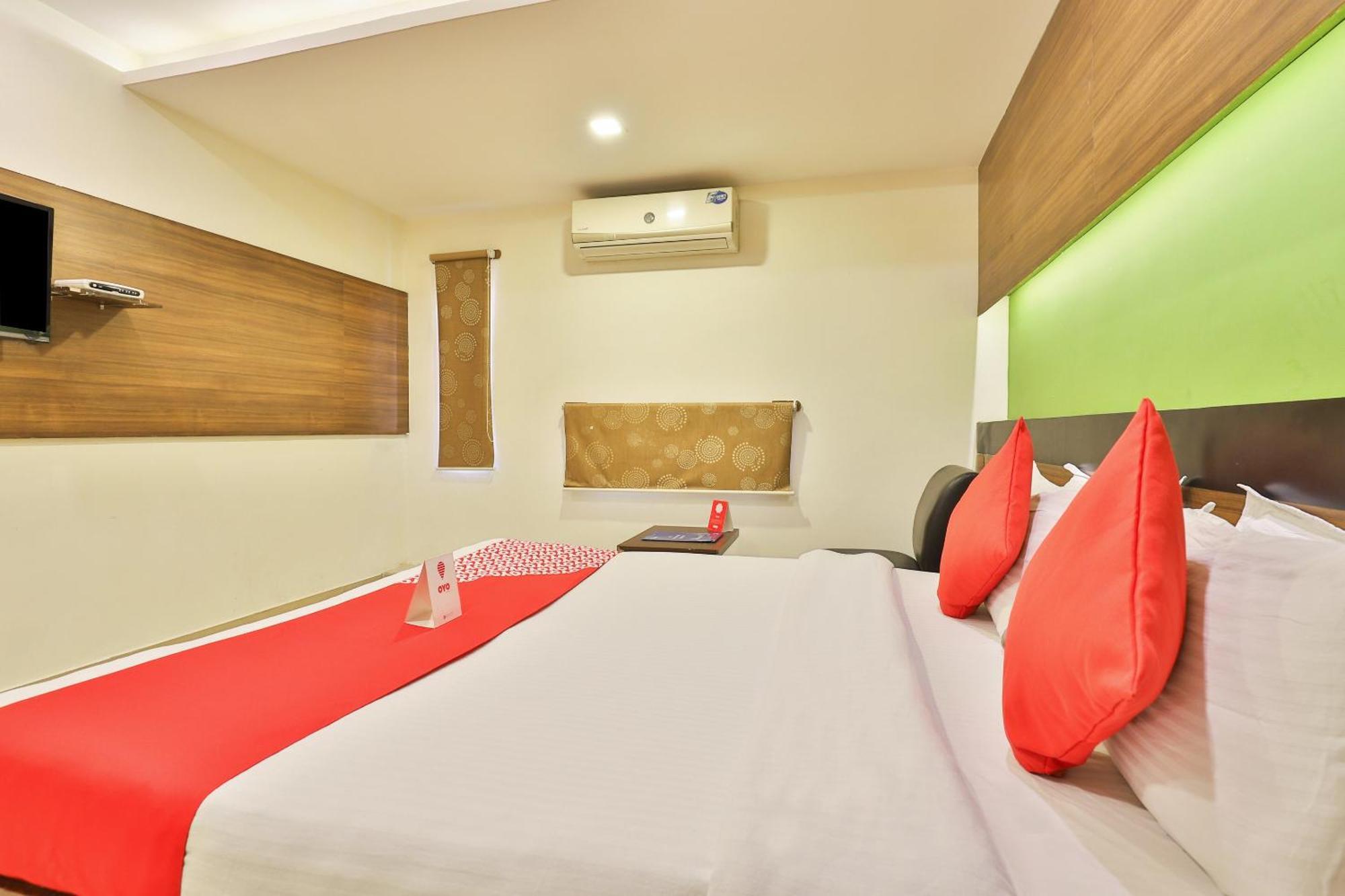 Super Hotel O Apollo Ahmedabad Exterior photo