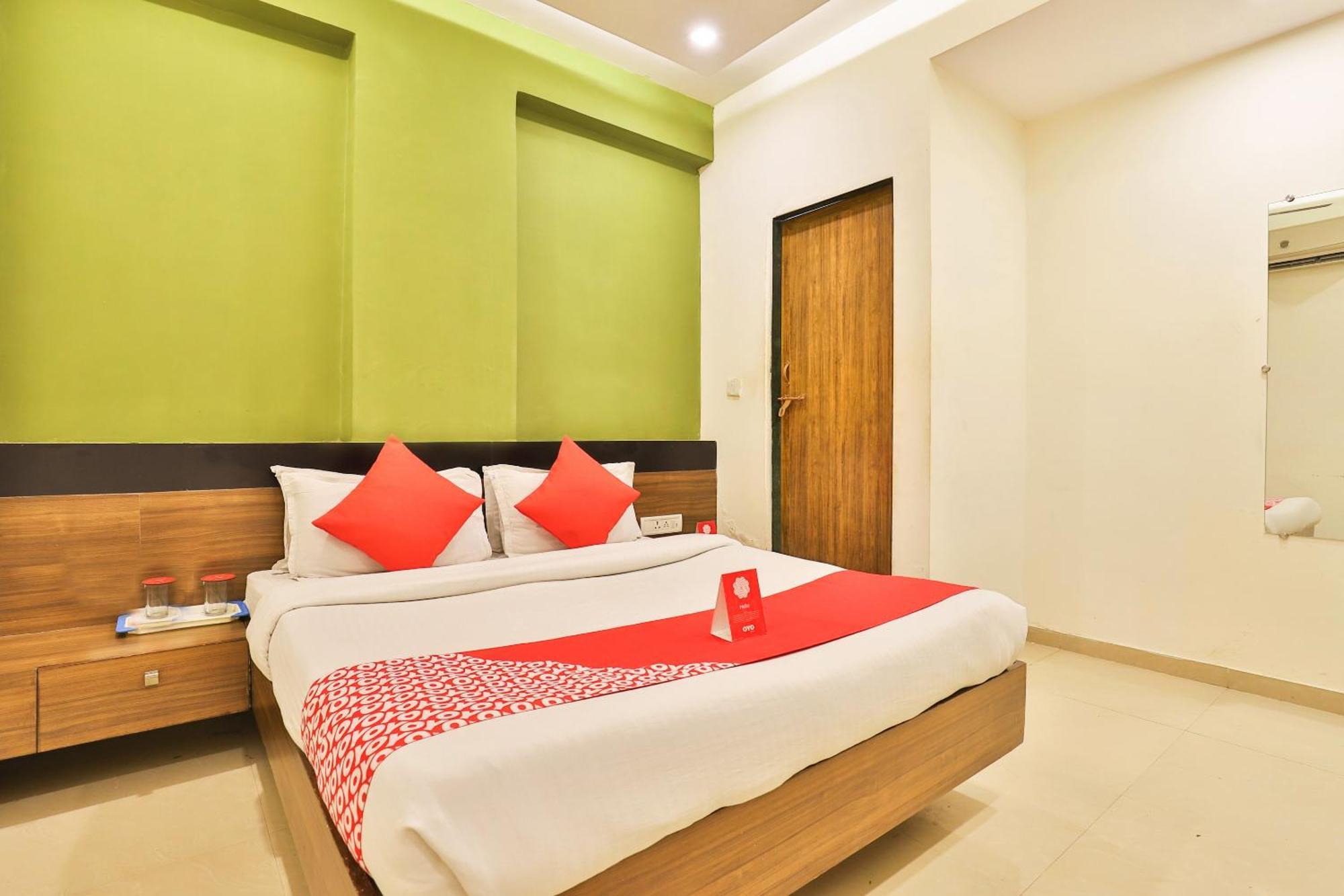 Super Hotel O Apollo Ahmedabad Exterior photo