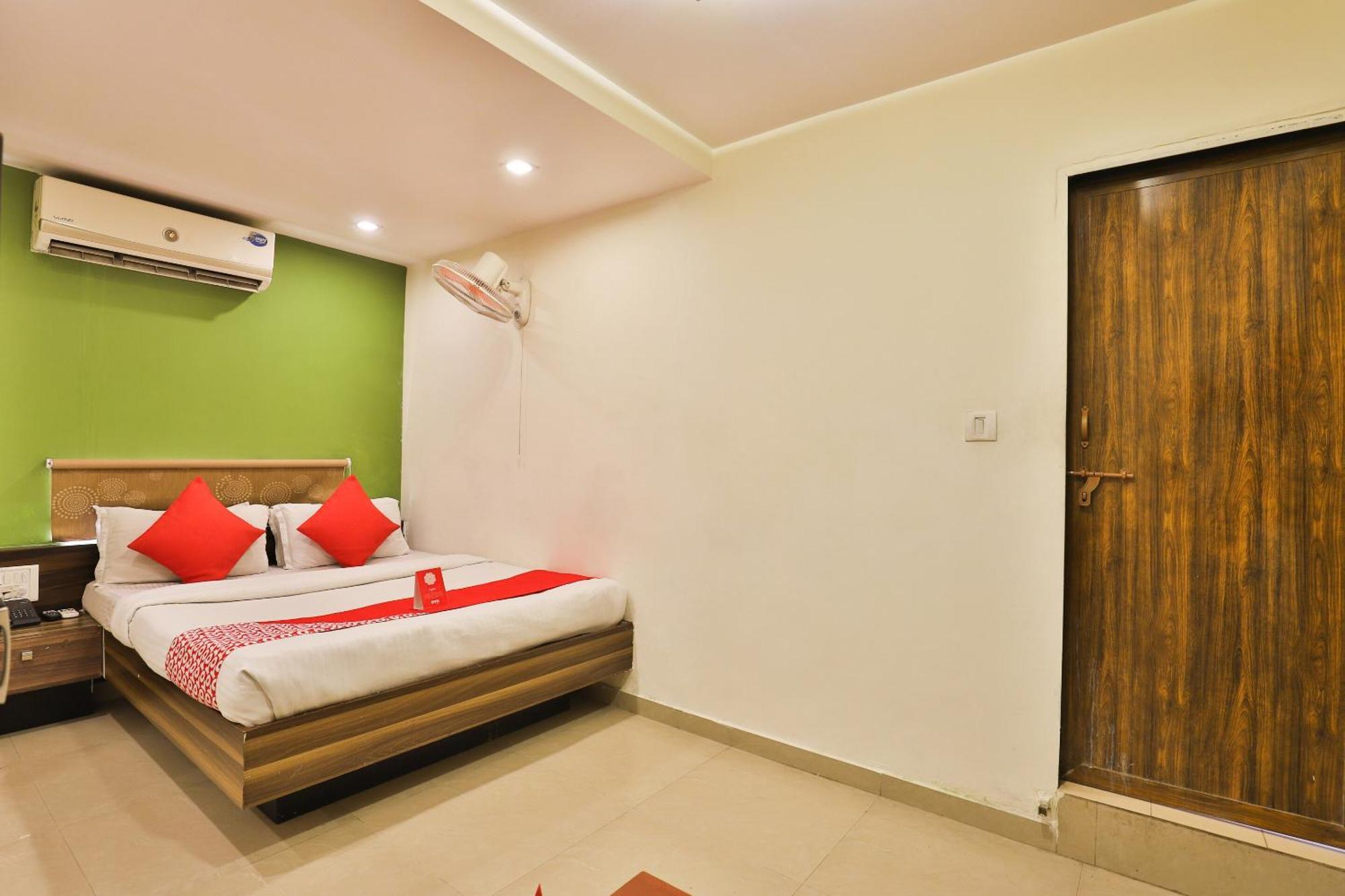Super Hotel O Apollo Ahmedabad Exterior photo