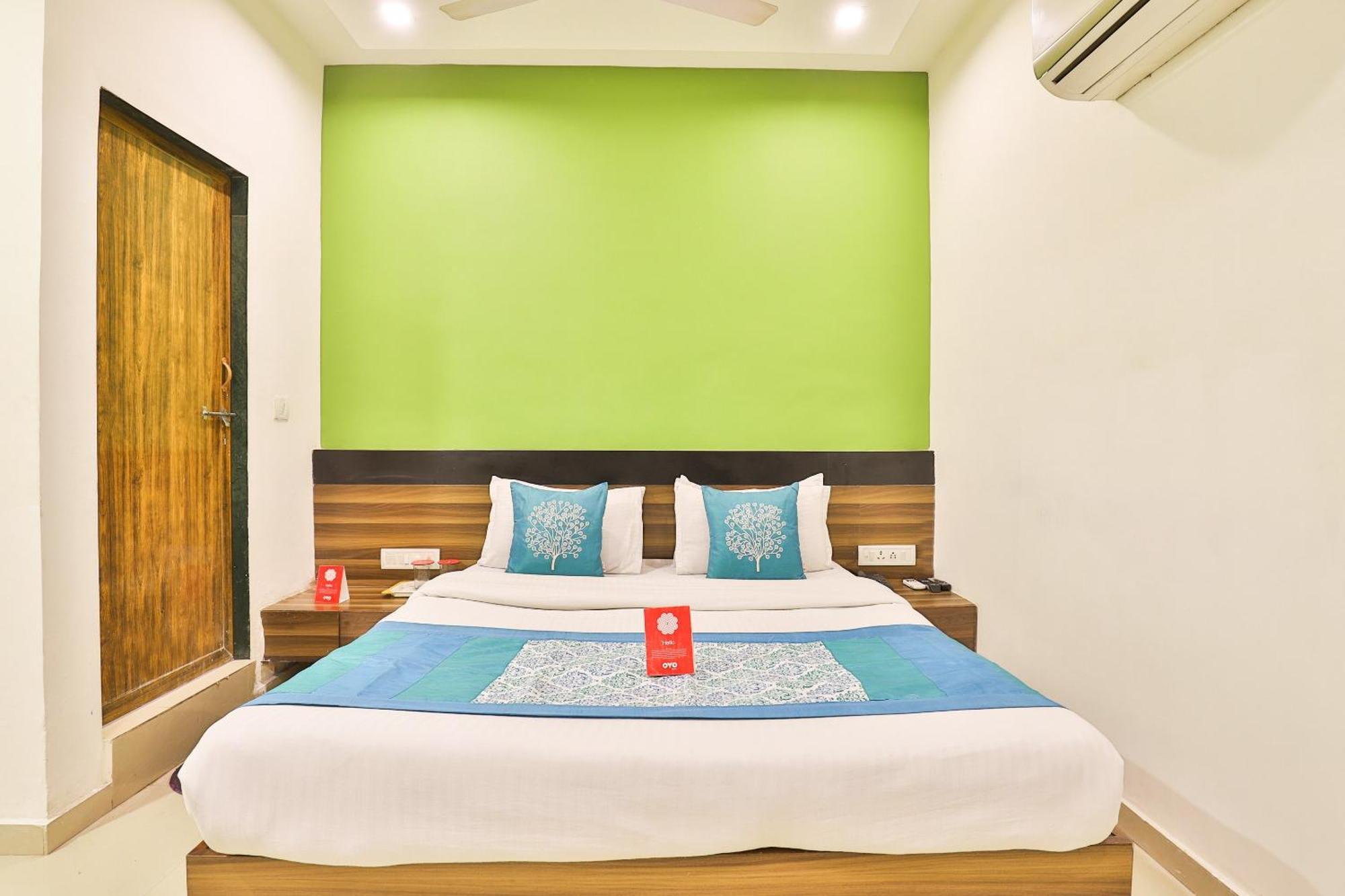 Super Hotel O Apollo Ahmedabad Exterior photo