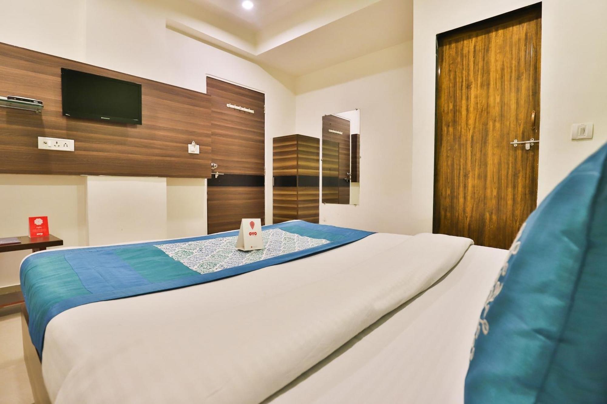Super Hotel O Apollo Ahmedabad Exterior photo